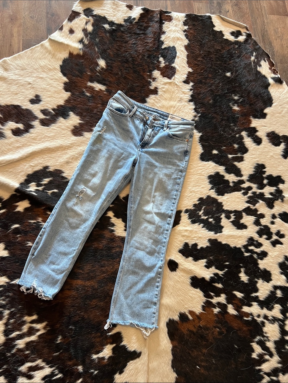 Women's Light Blue Straight-Leg Jeans with Raw Hem